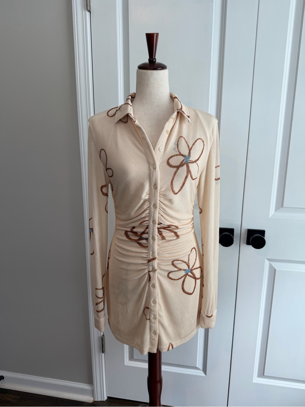 With Jéan Andy Dress Chalk & Flowers Ruched Button Up NWOT Sz Small Brown/Cream